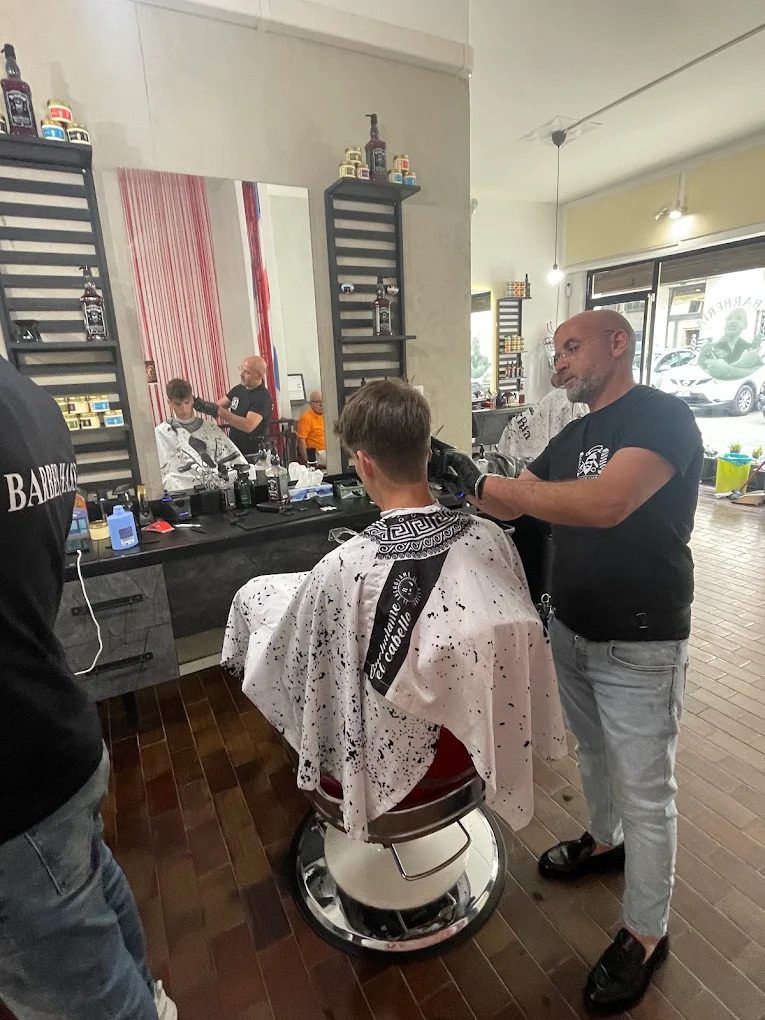 Barber al lavoro su un taglio da Hassan Barber Verona